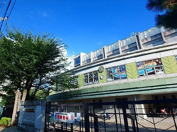 周辺環境:西生田小学校(お子様が一日の中でも長い時間を過ごす小学校。のびのびと過ごし、広い校庭で元気に駆け回ったり、どんどん成長していくお子様の姿が目に浮かびます。)