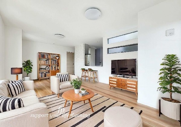 【プラン例　建物価格2200万円　建物面積100m2】家族だんらんのスペースとなるリビング。家具の配置がしやすい広さを確保しつつ、窓が多く色々な角度から光が取り込める間取りです。