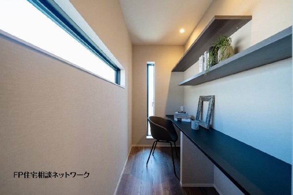 【プラン例　建物価格2200万円　建物面積100m2】カウンターと棚を備えた書斎スペース。在宅ワークや読書、趣味の時間など多目的に活用しやすい空間です。