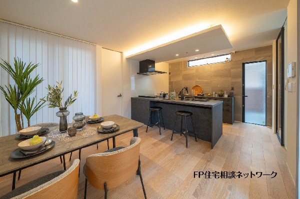 【プラン例　建物価格2400万円　建物面積100m2】対面キッチンと緩やかにつながるダイニング空間。間接照明がやさしく広がり、食事の時間を上質に演出します。