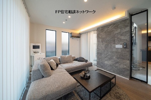 【プラン例　建物価格2400万円　建物面積100m2】縦の窓と間接照明が空間に奥行きと広がりをもたらすリビング。中庭とのつながりも感じられる設計です。