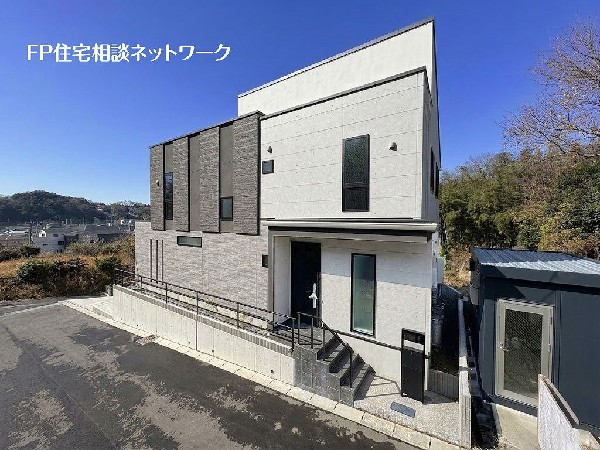 外観:【プラン例　建物価格2400万円　建物面積100m2】クラシカル×モダンの融合外壁アクセントの持つ個性と配色を丁に重ね格式と品のある装いをまとったファサードデザインに仕上げました。