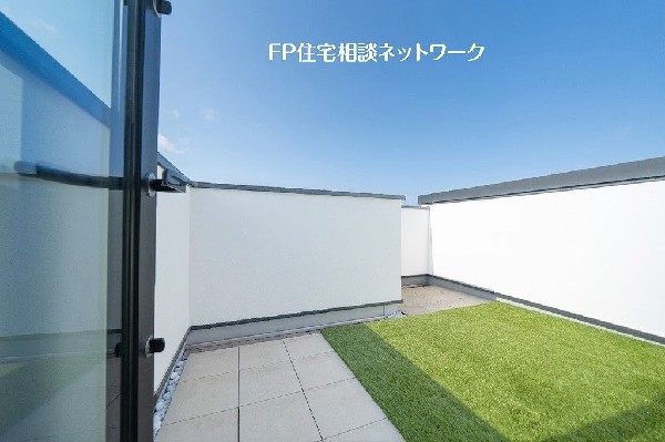 外観:【プラン例　建物価格2400万円　建物面積100m2】空を身近に感じられるスカイバルコニー。外からの視線が届きにくく、開放感のある時間を楽しめる空間です。