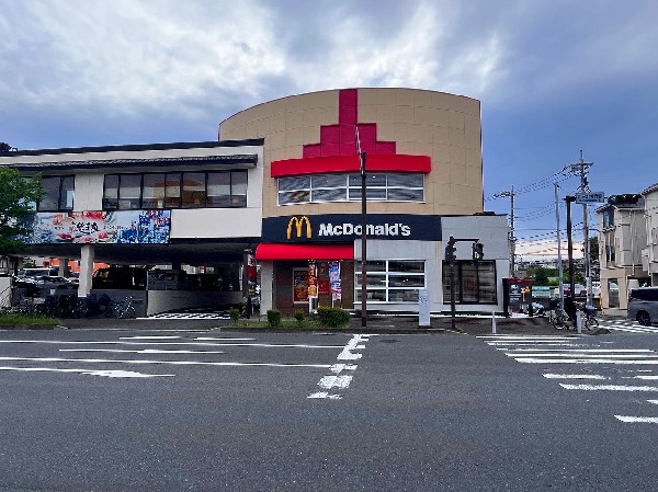 周辺環境:マクドナルド 港北ニュータウン中川店(ハンバーガー、フライドポテトで知られる老舗ファストフードのチェーン店。営業時間は、店内もドライブスルーも6：00～24：00。)