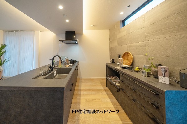 【プラン例　建物価格2400万円　建物面積100m】乾燥機能付き食洗器完備のフルフラットの対面キッチンを採用。空間全体をすっきり見せる美しいデザインも魅力です。