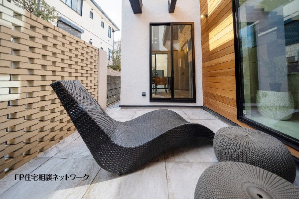 【プラン例　建物価格2400万円　建物面積100m2】外からの視線に配慮した中庭テラス。リビングやダイニングに光と風を届け、住まい全体に開放感をもたらします。