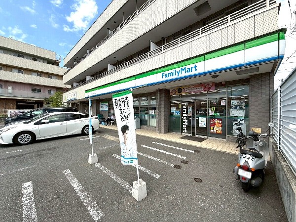 周辺環境:ファミリーマート サンズすみれが丘南店(ファミチキをはじめスナックメニューも大人気です。)