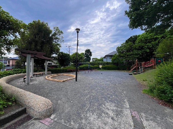 周辺環境:牛久保のぞみがおか公園(緑豊かな公園で、アスレチック施設風の遊具もあり、施設の充実している公園です。)
