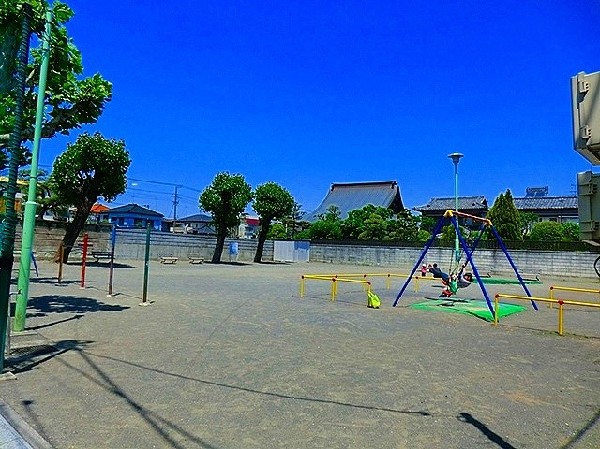周辺環境:南加瀬第一公園　(近隣には、公園もあり、青空の下で駆け回ったり、遊具で遊んだり、思い思いの遊びができます。)