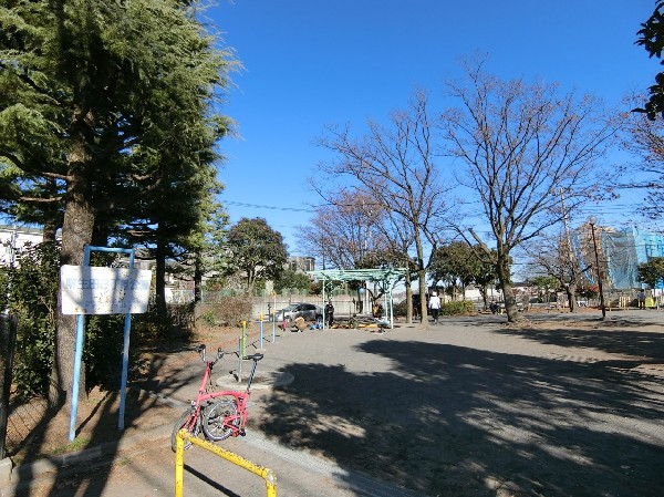 周辺環境:南生田3丁目公園　 (住宅街らしく近隣には公園が多数ございますのでお子様にとって嬉しい住環境です。その日の気分でどこへ行こうか決める楽しみもあります。)