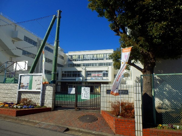 周辺環境:日吉台西中学校(自然が多く残る環境に和気あいあいとした雰囲気の中学校。小中一貫推進プランを進めているので、小学校との連携がとれている。)