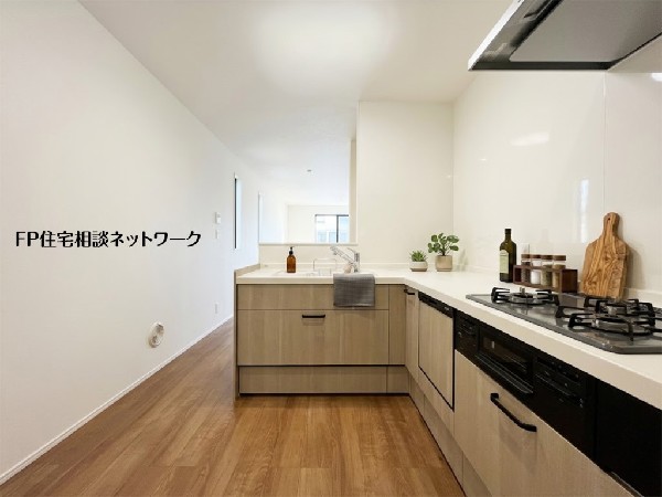 【キッチン】  本画像はAIがCGで家具を作成しており、実際の現地に家具は設置されておりません。また、販売価格に家具等は含まれておりません。