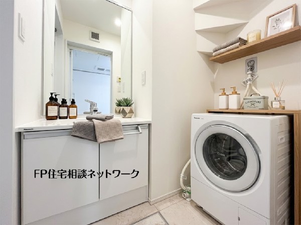 【浴室洗面室】  本画像はAIがCGで家具を作成しており、実際の現地に家具は設置されておりません。また、販売価格に家具等は含まれておりません。