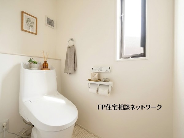 【トイレ】  本画像はAIがCGで家具を作成しており、実際の現地に家具は設置されておりません。また、販売価格に家具等は含まれておりません。