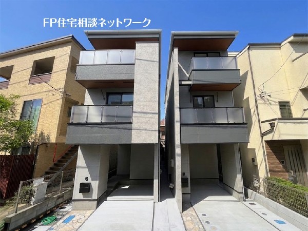 外観:【外観】  モダンなデザインと機能性を両立した都市型3階建て。ビルトインガレージで利便性も抜 群。日当たりの良いバルコニーでリラックス。