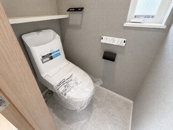 洗浄機能付き便座を標準装備。冬の寒い時期には暖房機能も活躍。快適にご利用いただけます。また、タンク奥のスペースを利用してちょっとした収納を造作することも可能。