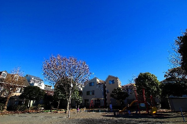 周辺環境:東小倉公園(近隣には、公園もあり、青空の下で駆け回ったり、遊具で遊んだり、思い思いの遊びができます。子供たちの元気で楽しそうな声が響き渡ります。)