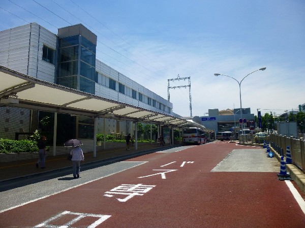周辺環境:あざみ野駅(渋谷駅まで乗り換えなしで約35分で行ける。横浜市内で上位を争う人気の駅。横浜市営地下鉄線の始発駅でもあります。)