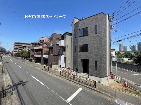 外観:【外観】  ダークグレーのサイディングと多角形のフォルムが特徴。都会的でスタイリッシュな外観は一際目を引きます。屋上で解放感を満喫。日当たりも良好です。