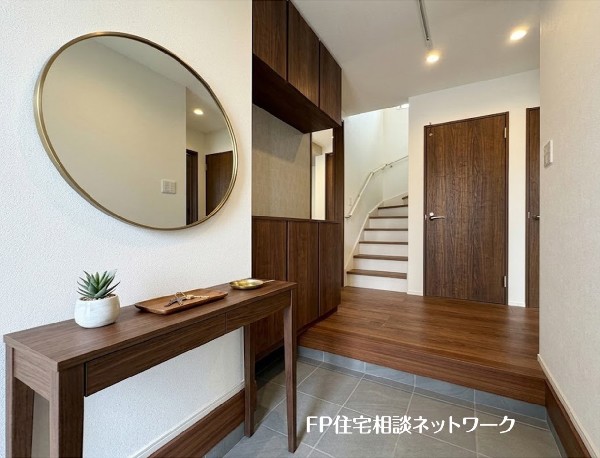 【玄関】  本画像はAIがCGで家具・小物を作成しており、実際の現地に家具・小物は設置されておりません。また、販売価格に家具等は含まれておりません。