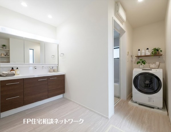 【浴室洗面室】  本画像はAIがCGで家具を作成しており、実際の現地に家具は設置されておりません。また、販売価格に家具等は含まれておりません。