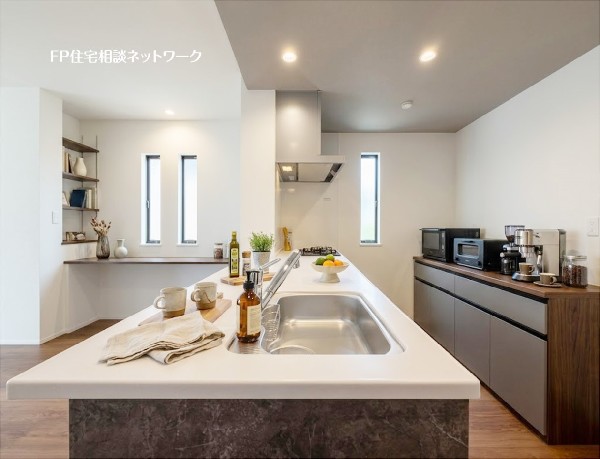 【ペニンシュラキッチン】  本画像はAIがCGで家具を作成しており、実際の現地に家具は設置されておりません。また、販売価格に家具等は含まれておりません