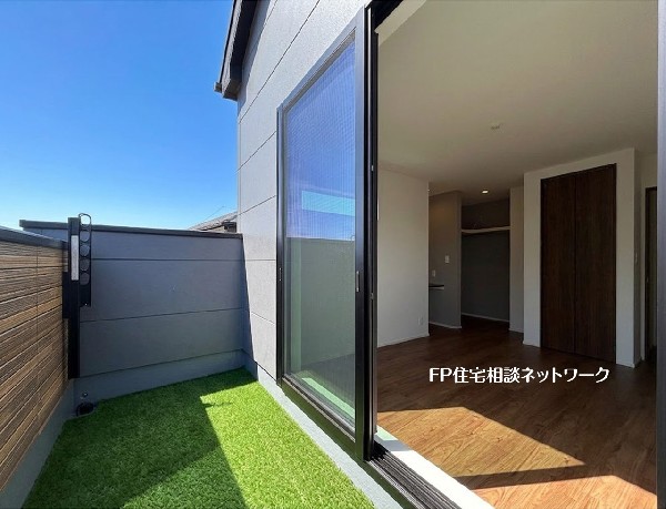 外観:【バルコニー】  本画像はAIがCGで芝を作成しており、実際の現地に芝は設置されておりません。また、販売価格に芝等は含まれておりません。
