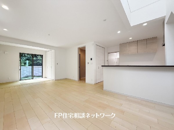 家族だんらんのスペースとなるリビング。家具の配置がしやすい広さを確保しつつ、窓が多い設計は色々な角度から光が取り込めるこだわりの間取りです。