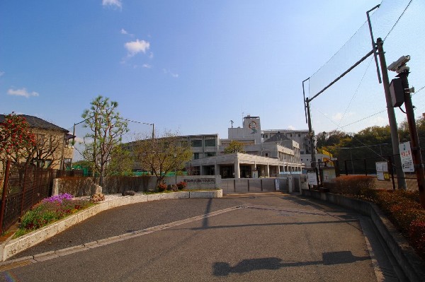 周辺環境:鶴川中学校(教育目標「自主・自律」「敬愛」「協働」と定めて社会に貢献する生徒の育成を目指しています。)