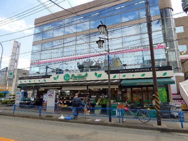周辺環境:トップパルケ 久地店　(午前8時～午後25時までと比較的遅くまで営業している店舗。駅前に有るので仕事帰りの買物にも便利。宅配サービスも実施中。)