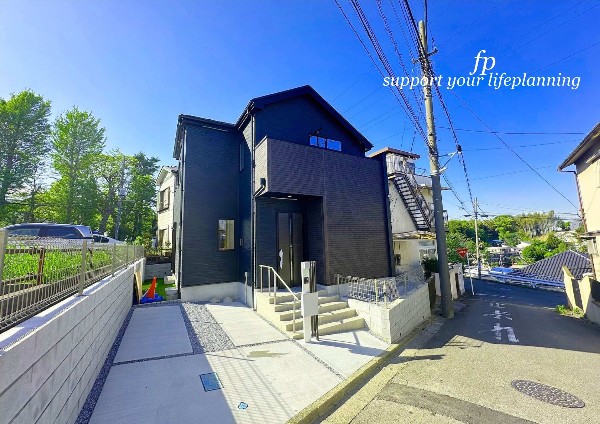 外観:【プラン例　建物価格1780万円　建物面積103m2】  モダンな外観が飽きのこないシンプルな良さを際立せます。アクセントカラーで外壁を分けることで立体感が生まれ、異なる表情を感じることが出来ます。