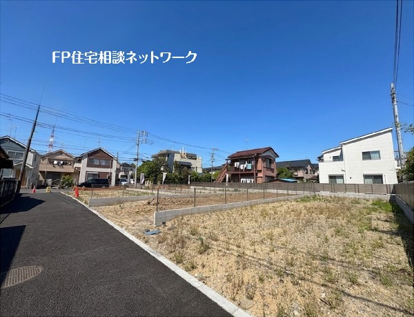 外観:【憧れの広々敷地】130m2以上の土地で、こだわりの家づくりを。南道路で陽当り良好、駅とスーパーへ徒歩3分、小学校へ徒歩8分と、快適な暮らしを支える充実の環境が魅力です。