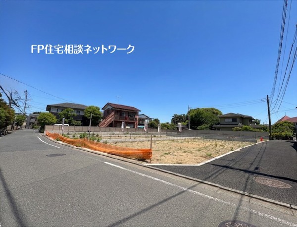 外観:【開放感ある角地】陽当り良好な南道路に面した広々130m2以上の土地。駅・スーパー徒歩3分、小学校徒歩8分と生活施設が身近に揃う、家族に嬉しい立地です。 