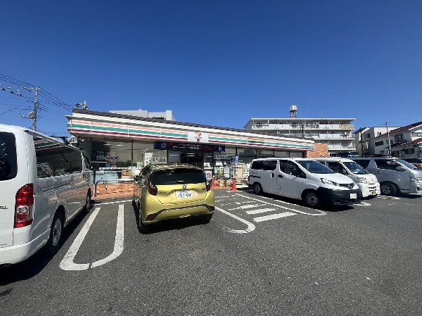 周辺環境:セブンイレブン横浜田奈駅東店(セブンミールは大好評です。今や公共料金の支払いや宅配など、色々な用途があるコンビニは必須ですね。)