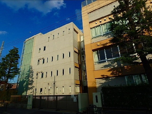 周辺環境:川中島中学校　(「知・徳・体・意」の調和のとれた人間性豊かな生徒を育成する。)