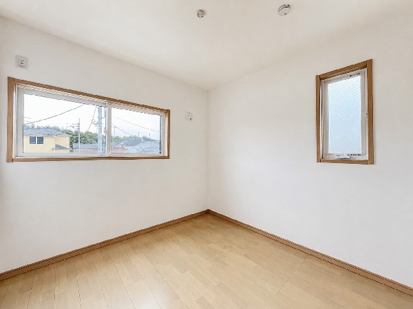2面採光でお部屋の隅々まで明るい印象の居室。おひさまの光を、爽やかな風をたっぷりと取り込めます。居室内はいつも明るい印象ですので、気持ちの良い朝を迎えられそう。
