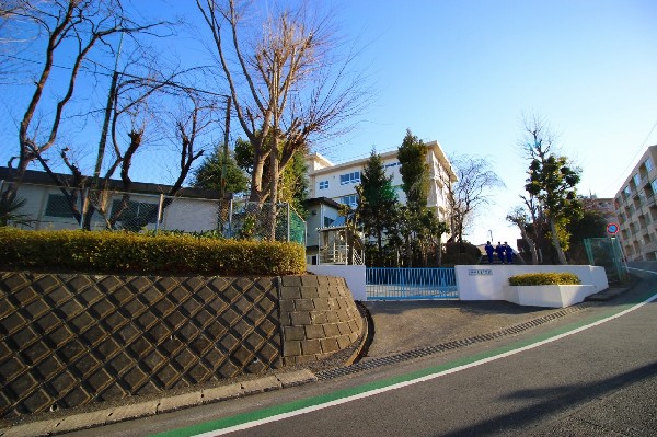 周辺環境:菅生中学校　(小学校よりもより長い時間を過ごす中学校。ここで過ごす時間はお子様にとって大切な思い出となるはずです。)