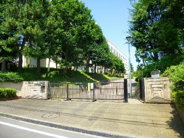 周辺環境:山内中学校( たまプラーザ駅から徒歩約12分の距離にある中学校。部活動の盛んな学校です。)