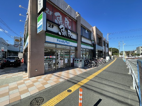 周辺環境:ファミリーマート稲城長沼駅前店(いまや買物だけではなく、行政、銀行、民間サービス等、日常生活に深く関係する最重要施設。)
