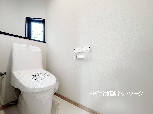 ウォシュレット、暖房便座機能付のトイレです。従来型に比べ節水効果があり、お手入れもしやすいので、家計も家事の負担も軽減してくれます。