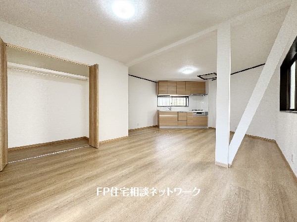 なにかと物が溢れがちなリビングに、ご使用いただける収納スペースを設けました。お掃除用具などもスッキリ片付くのでごちゃごちゃせず、リビングが広々使えます。