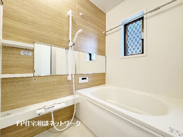 ゆったりとくつろげる綺麗な浴室。時間短縮でシャワーだけの方も多いですが、一日の疲れを癒すため湯船に浸かれば心身ともにリラックス。