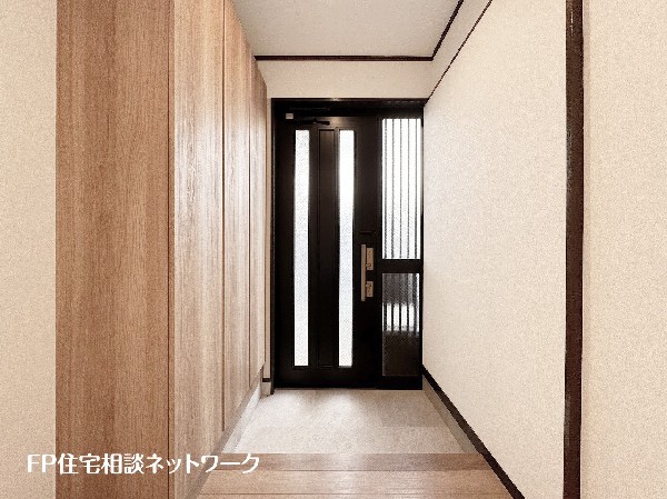 玄関ホールがスッキリ広々としていると帰る時も出ていく時も気持ちが良い。来客を出迎える玄関が綺麗ならその家の印象が良くなる。