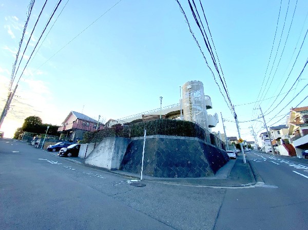 周辺環境:しらとり台保育園さつきが丘　(0歳児～5歳児まで定員90人の保育園。給食にこだわりがあり、園内の家庭菜園で収穫した野菜を使い、和食を中心に提供。)