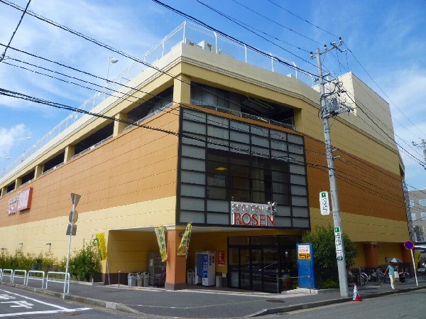 周辺環境:そうてつローゼン十日市場(午前1時まで営業しているので会社帰りにもよりやすい。駐車場も十分に確保されているので車でのアクセスも便利だ。)