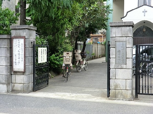 周辺環境:(200境町　福音幼稚園　園舎・園庭から子供たちの元気な声が聞こえてきます。できることが増えていく、お子様の成長が楽しみです。)