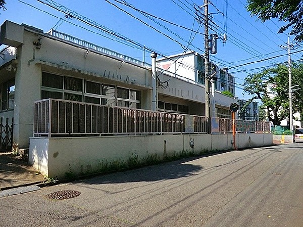 周辺環境:野川南台保育園　(近隣には保育園が点在しており、とても心強い環境です。毎日の生活の一部だから、送り迎えなどの負担も減りますね。)