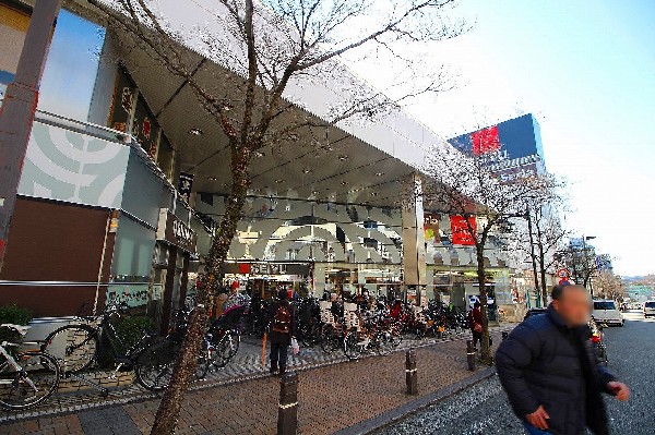 周辺環境:西友市ヶ尾店　(朝早くから遅い時間まで年中無休で営業しているので、通勤通学や急ぎの際にも 買い物ができて便利な街のスーパーマーケットです。)