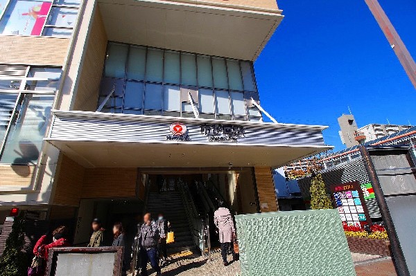 周辺環境:市が尾駅　(急行停車駅のあざみ野駅と青葉台駅のちょうど中間にあたる各駅停車駅です。駅に隣接して東急ストアがあり、周辺は銀行が多く集まっているので便利。)