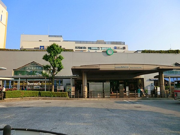 周辺環境:田園都市線青葉台駅　(言わずと知れた田都の人気駅。駅周辺の道路、街路樹、街並みが綺麗なことと、雰囲気ある店舗が多いことでお洒落な街として君臨している。)